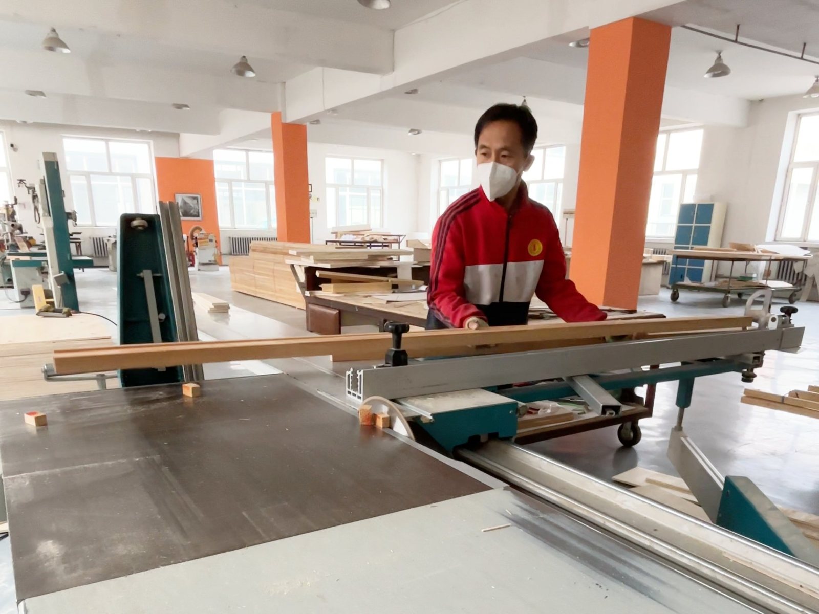 木工车间实木框架加工实拍