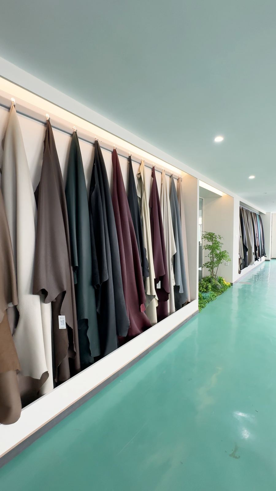 数百种整张皮料挂样展示长廊实拍