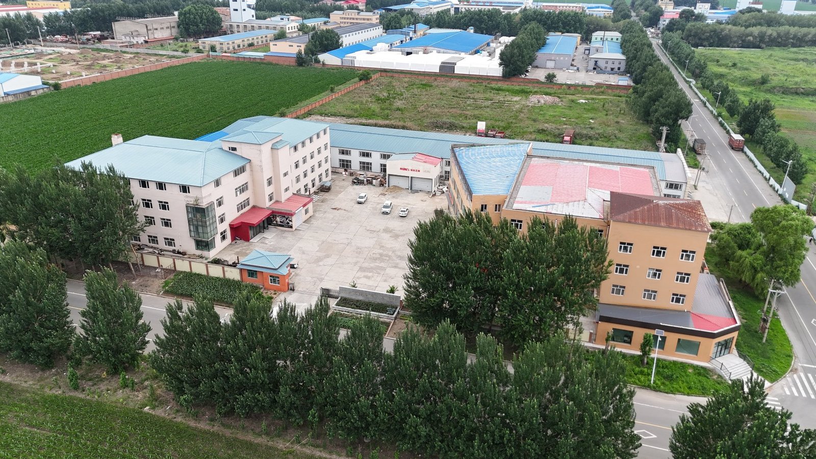 荣世艺峰哈尔滨道里区新榆工业园区生产基地与品牌展厅航拍实景